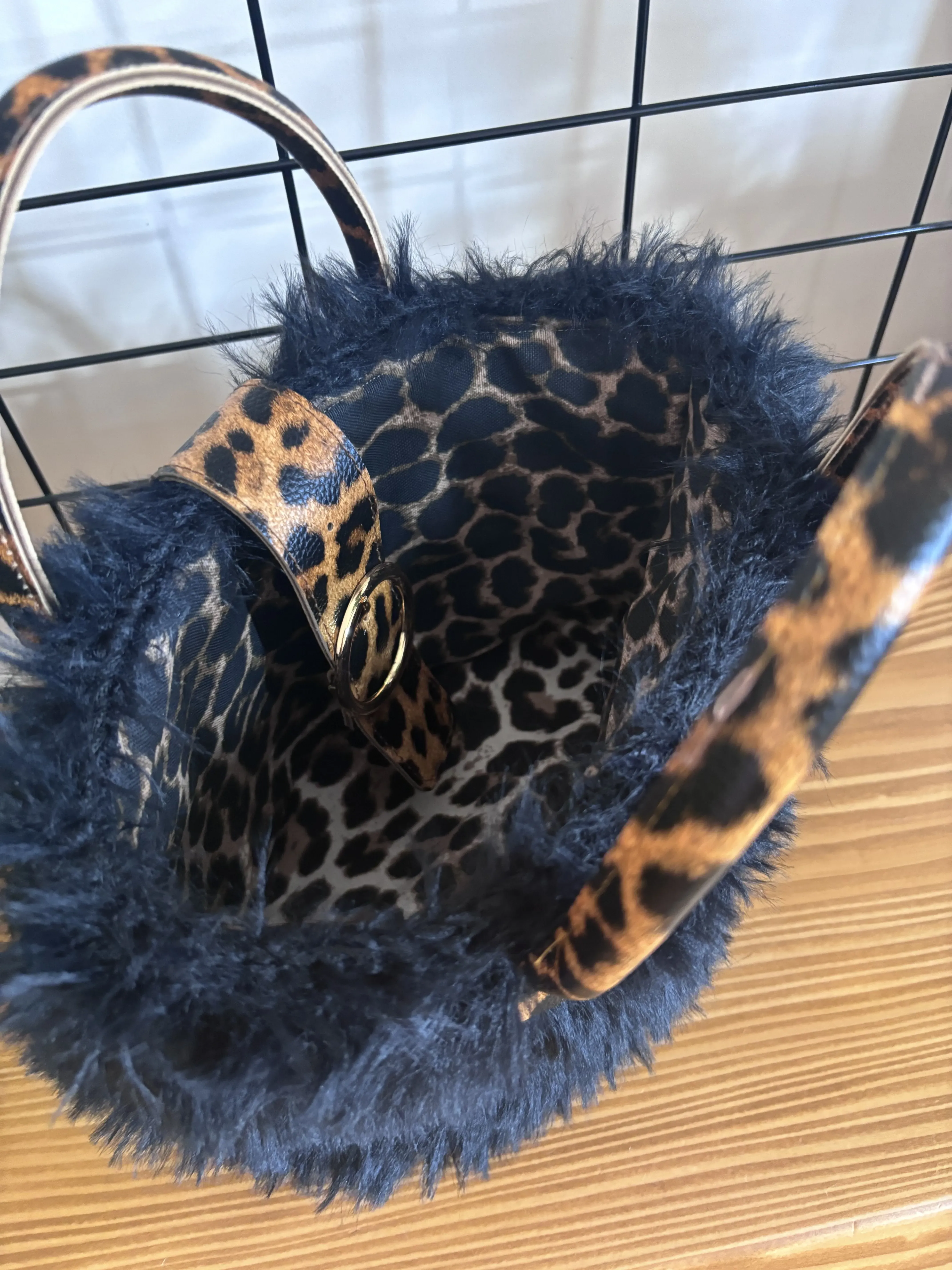 Siyah Tüylü Leopar Detaylı Omuz Çantası - El Yapımı Özel Tasarım