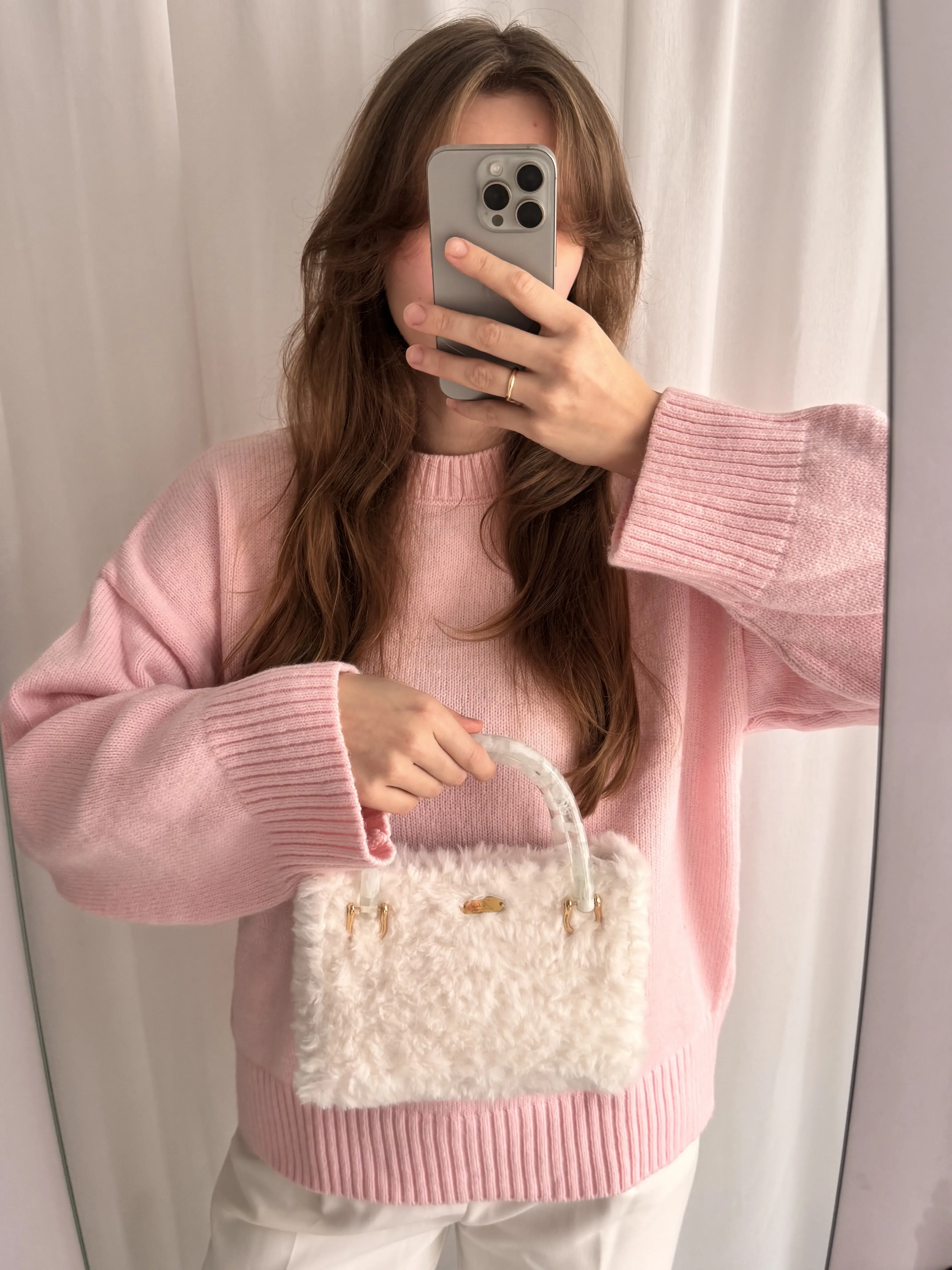 Beyaz Peluş Örgü Omuz Çantası - Yumoş Dokulu Şık Tasarım