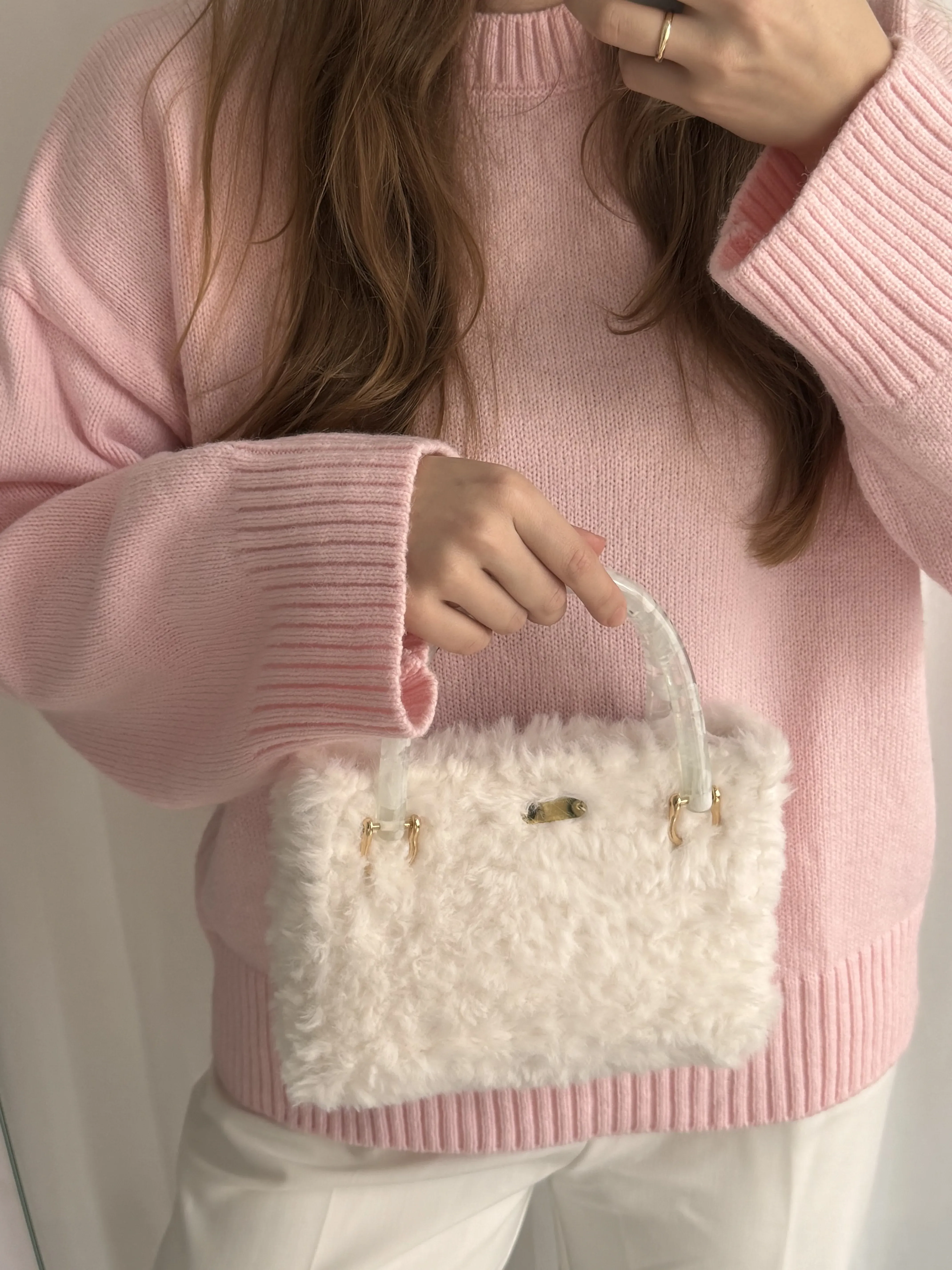 Beyaz Peluş Örgü Omuz Çantası - Yumoş Dokulu Şık Tasarım