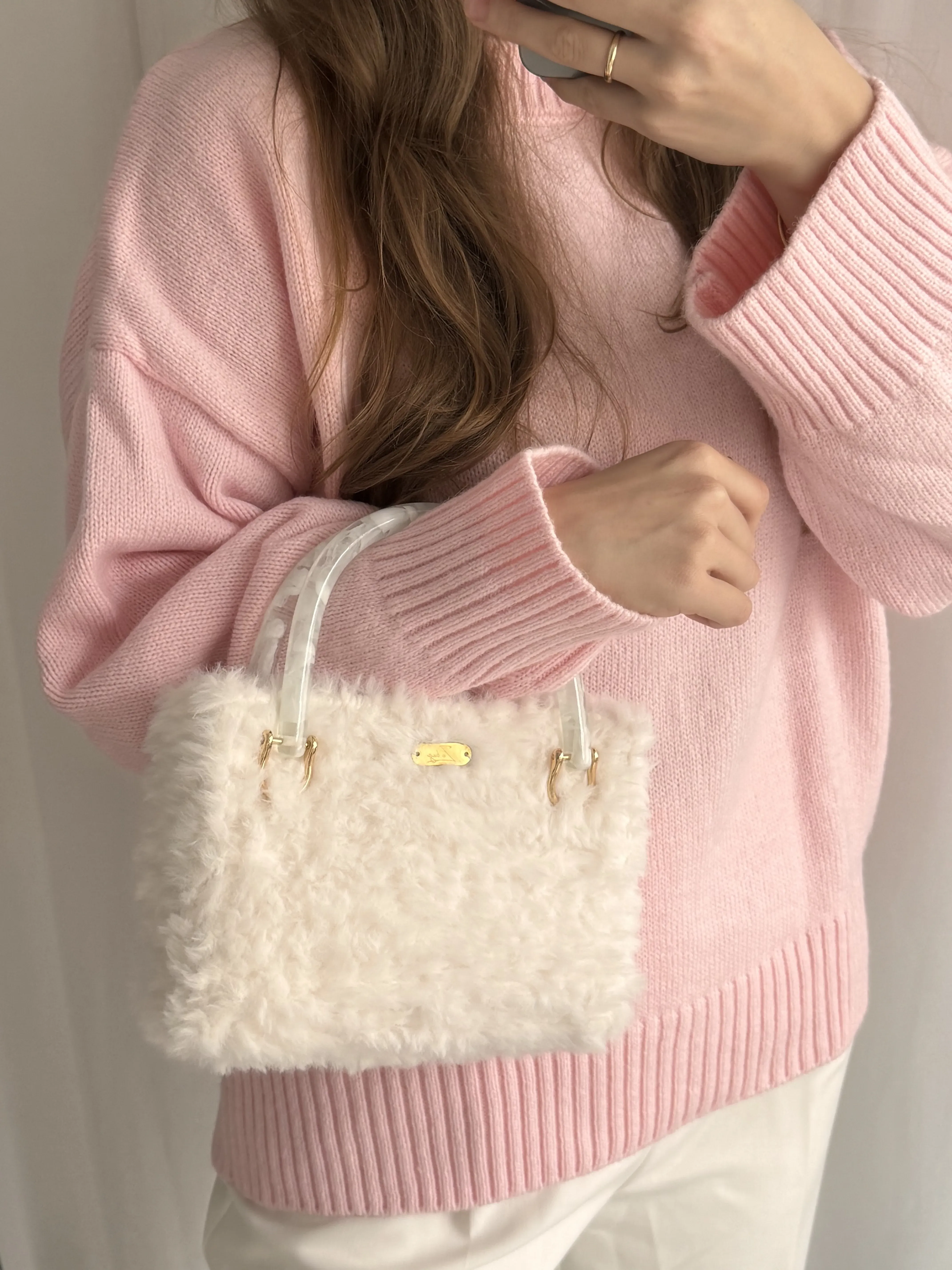 Beyaz Peluş Örgü Omuz Çantası - Yumoş Dokulu Şık Tasarım