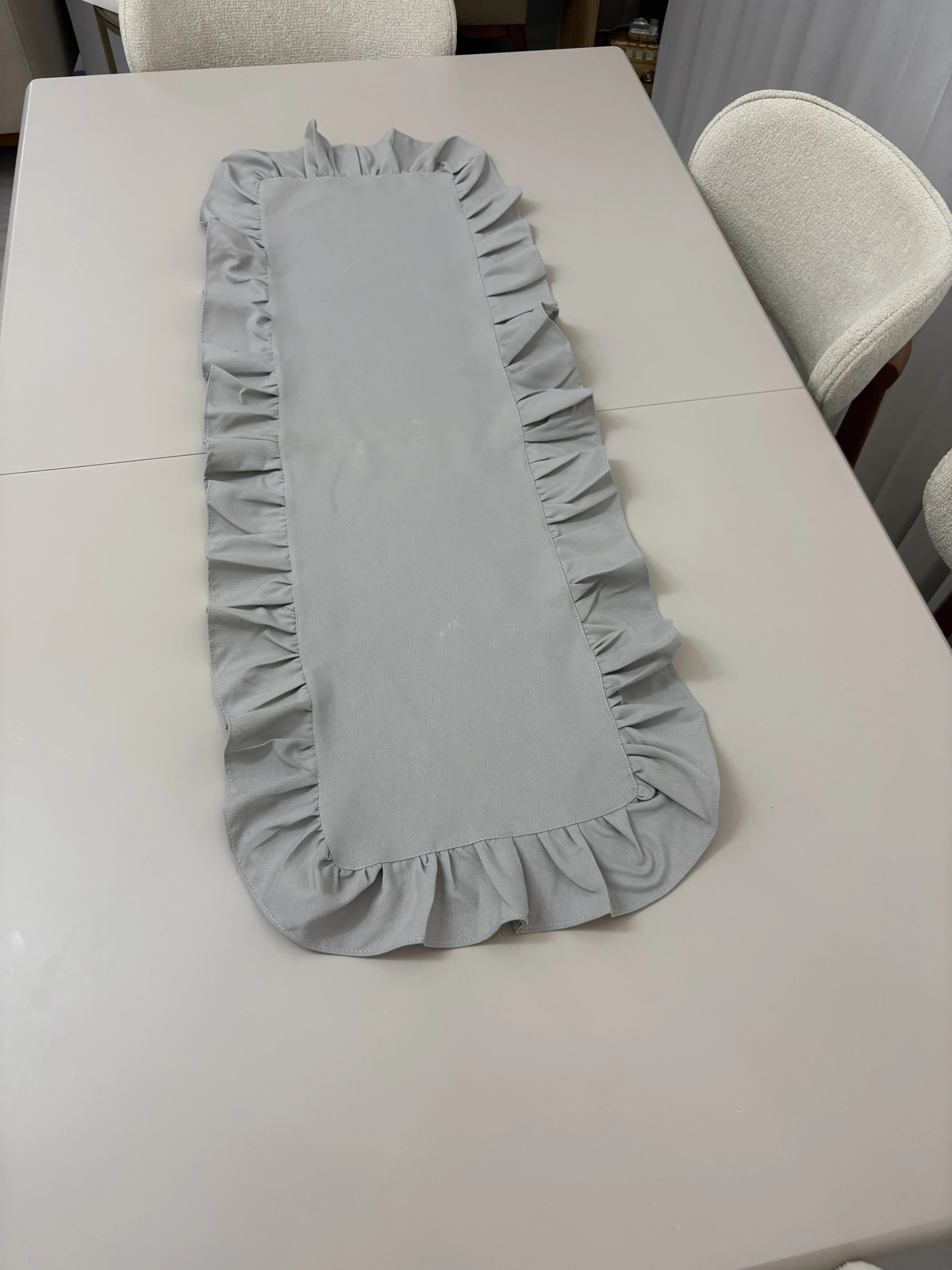 Gri Fırfırlı Masa Koşucusu – Şık ve Modern Masa Örtüsü Dekoratif Runner