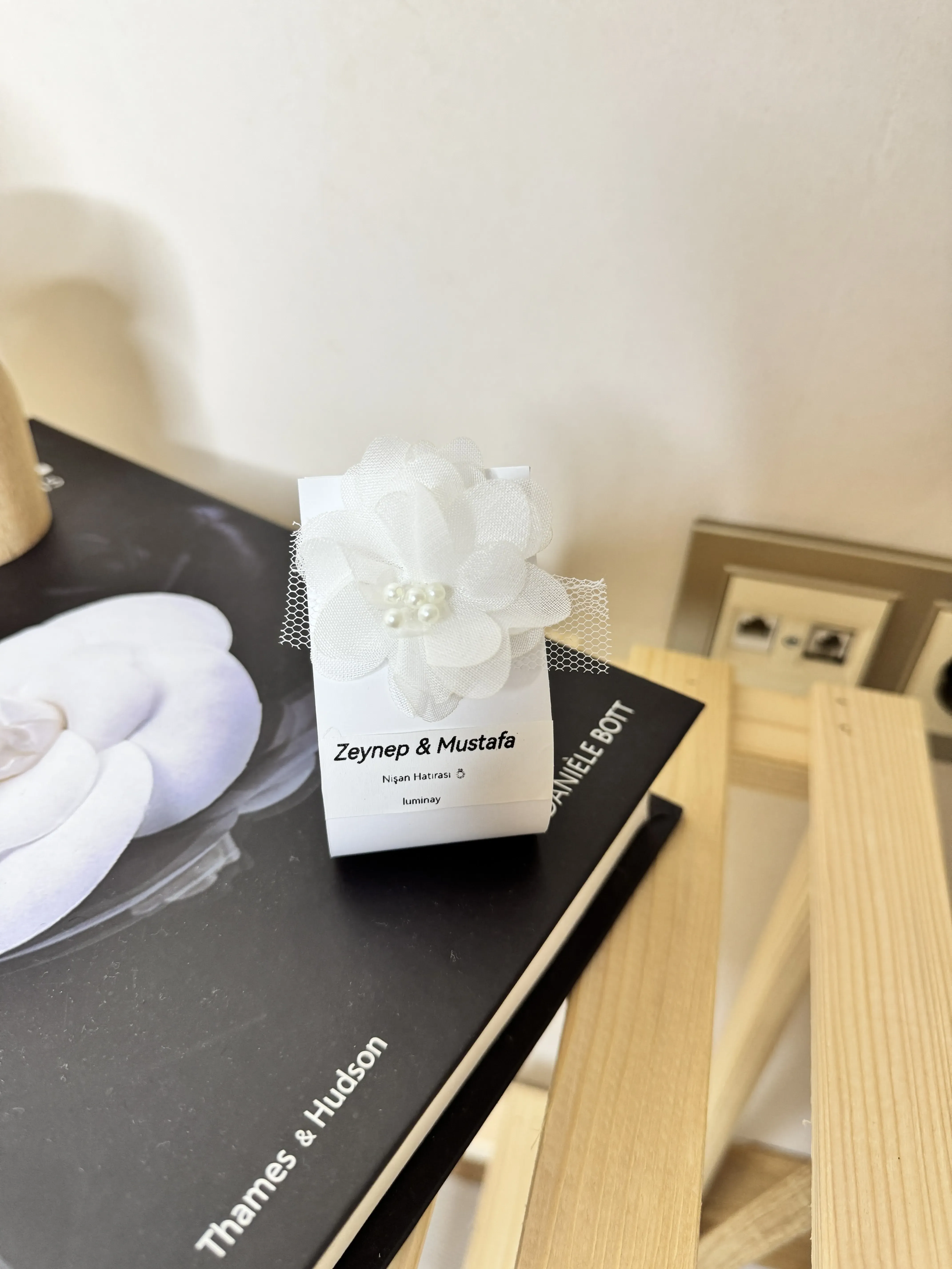 Bubble Mum Nişan Hediyesi - İsim Yazılı, Beyaz Tül Detaylı (15 Adet)