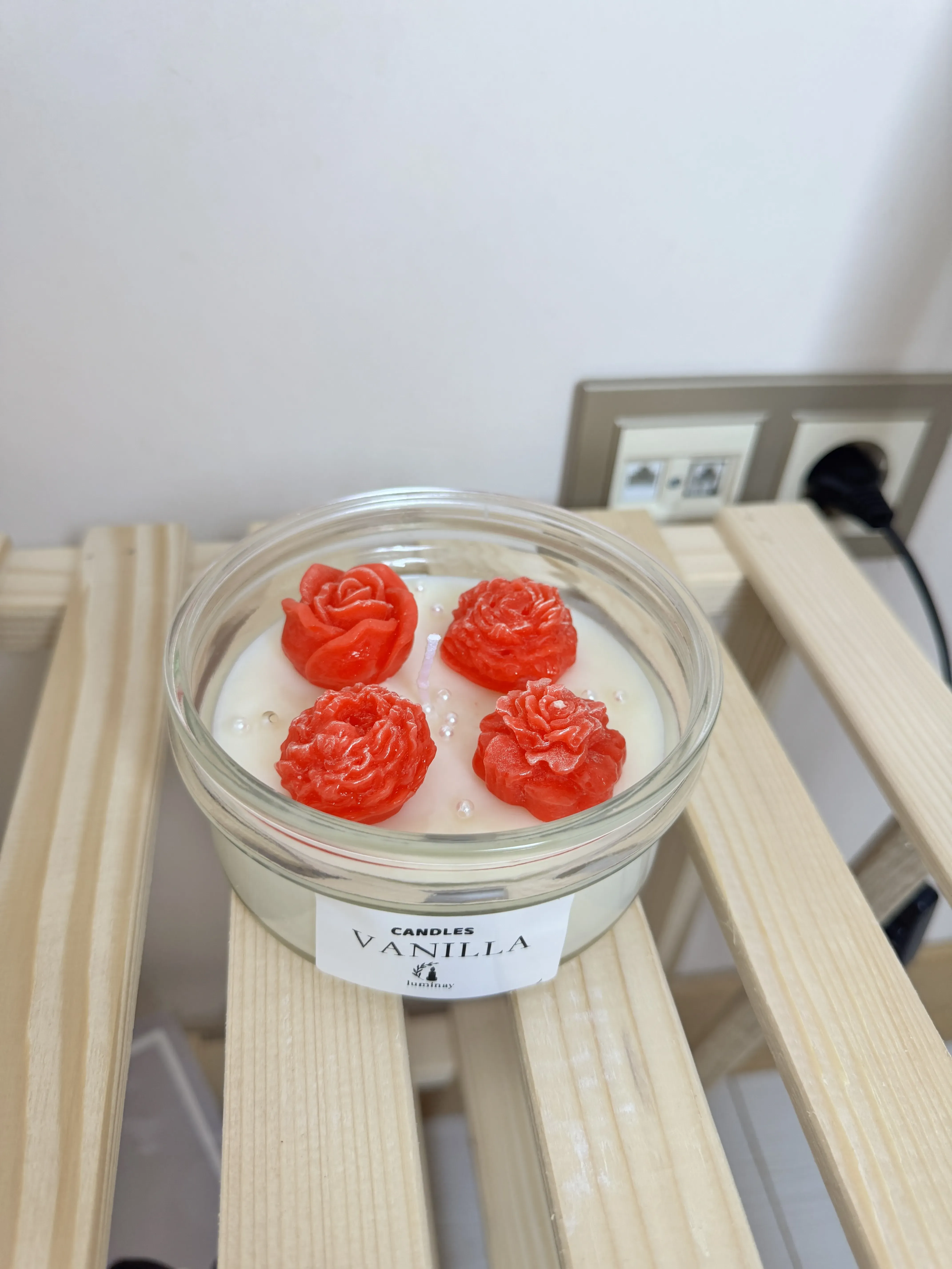 Vanilya Aromalı Soya Wax Mum - Kırmızı Gül Detaylı El Yapımı