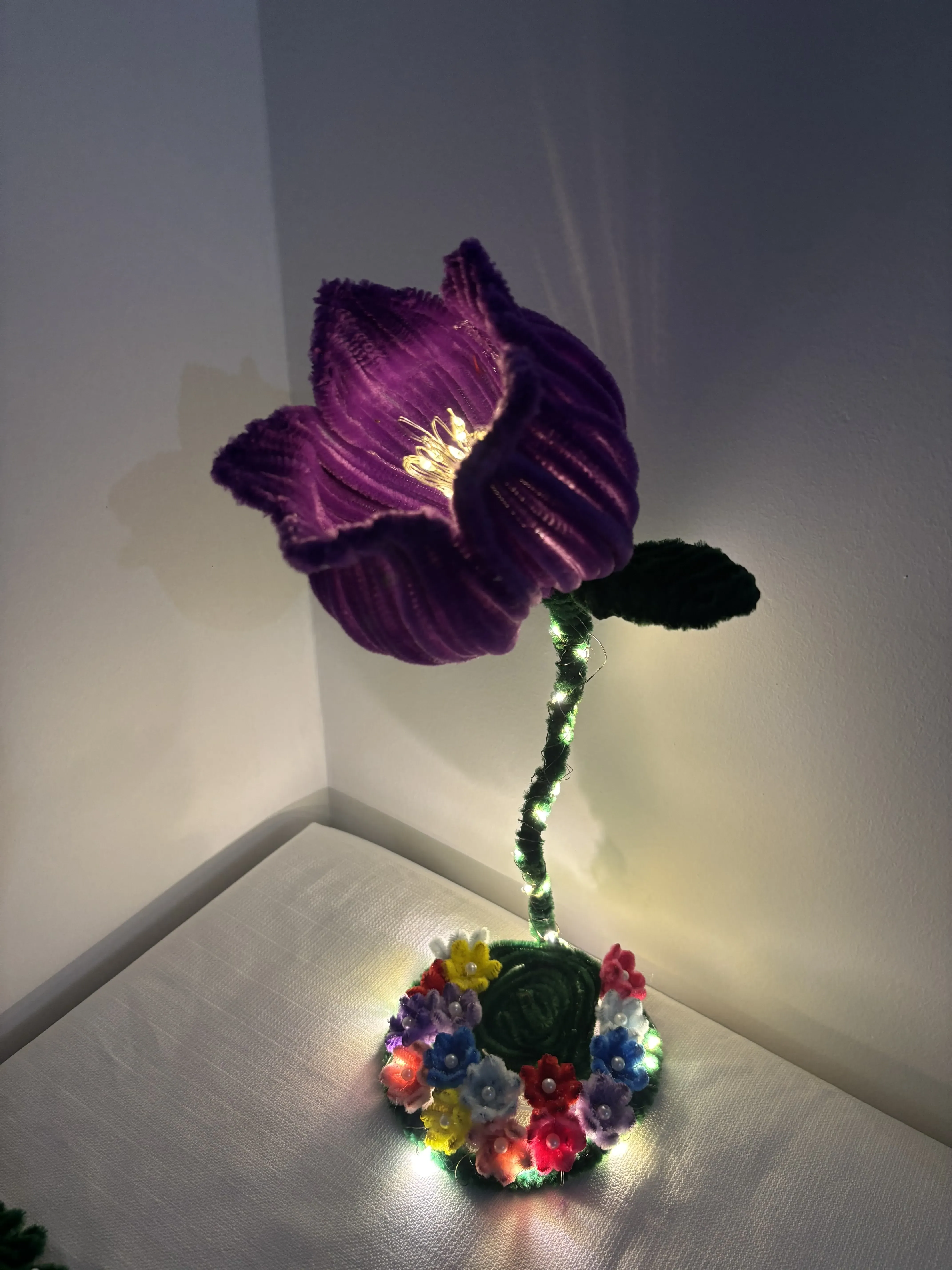 Mor Şönil Çiçek Tasarımlı LED Işıklı Masa Lambası - 35 cm