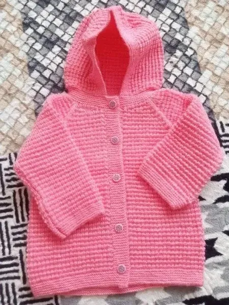 Bebek Hırkası – El Örgüsü Kapüşonlu Pembe Hırka (Düğmeli, Yumuşak ve Sıcacık)