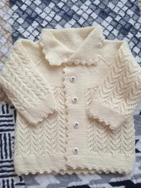 Bebek Hırkası – Krem Renkli El Örgüsü Zigzag Desenli Düğmeli Model