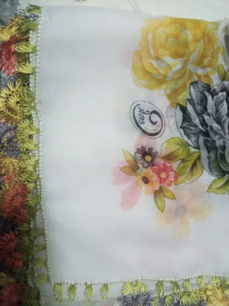 Çiçek Desenli Renkli Kenar Oyalı Yazma – Dijital Baskı & El İşçiliği (90×90 cm)