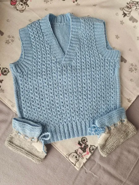 Mavi V Yaka El Örgüsü Bebek Yeleği