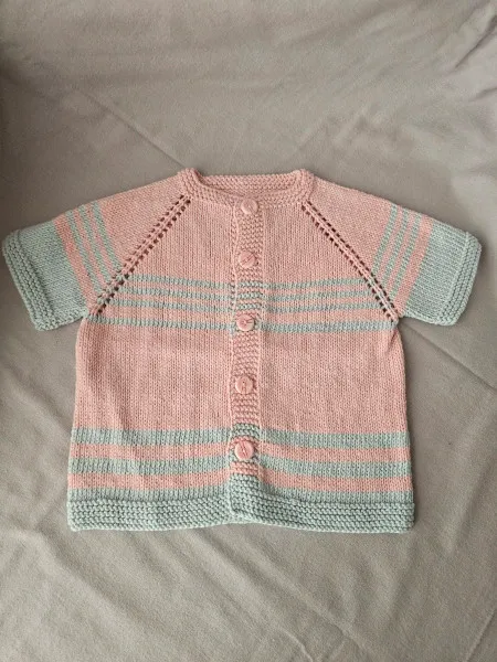 Pudra ve Su Yeşili Çizgili El Örgüsü Kısa Kollu Bebek Yeleği