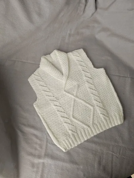 Krem Renkli Örgü Desenli V Yaka Bebek Süveter