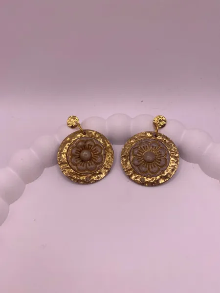 Vintage Çiçek Kabartmalı Altın Yuvarlak Küpe