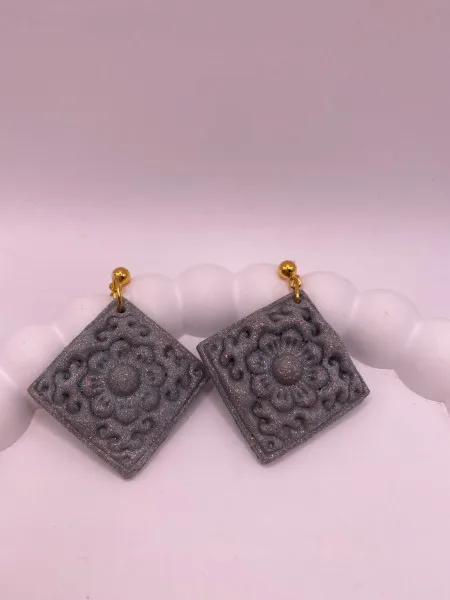 Kabartma Çiçek Desenli Kare Küpe – Gümüş Gri Şıklık