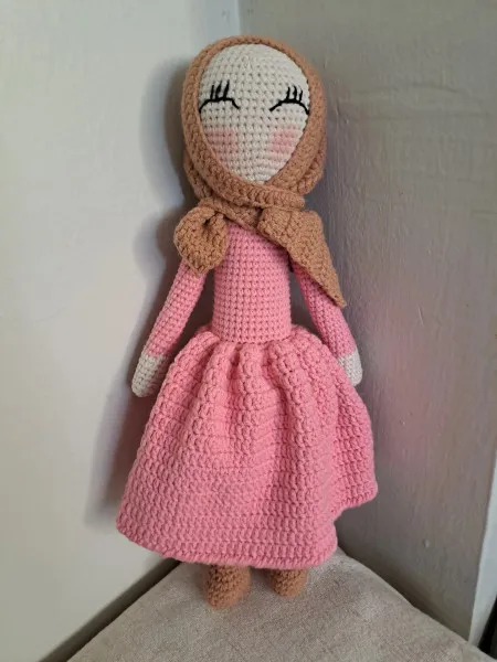 Pembe Elbiseli Başörtülü Amigurumi Bebek