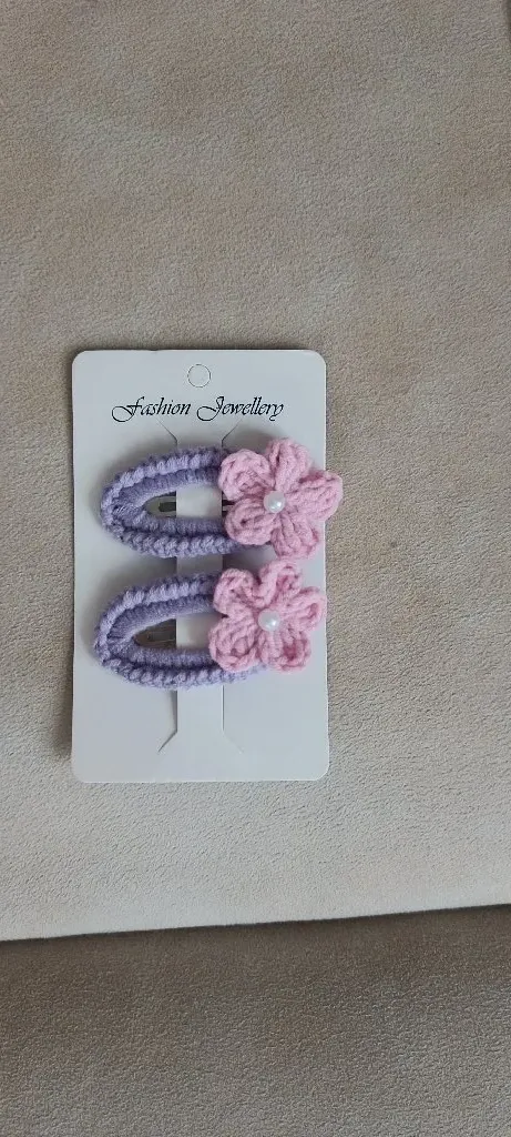 El Örgüsü Çiçekli Tokalı Saç Aksesuarı – Mor ve Pembe Renkli Çiftli Set