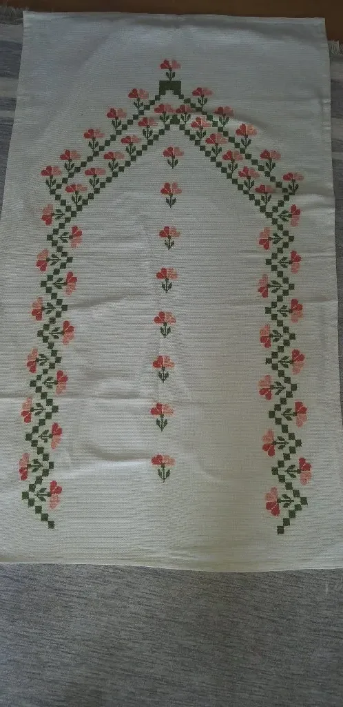 Krem Renkli Etamin İşlemeli Çiçek Desenli Seccade - El Emeği