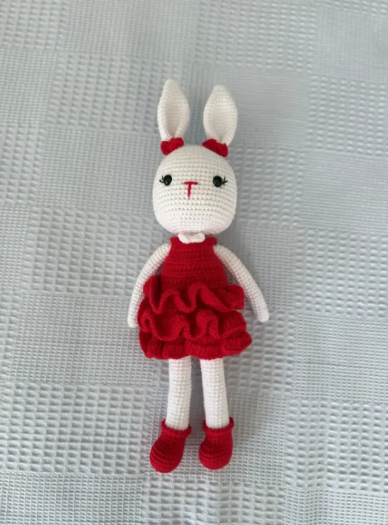 Kırmızı Kıyafetli Tavşan Amigurumi Oyuncak El Emeği Tasarım