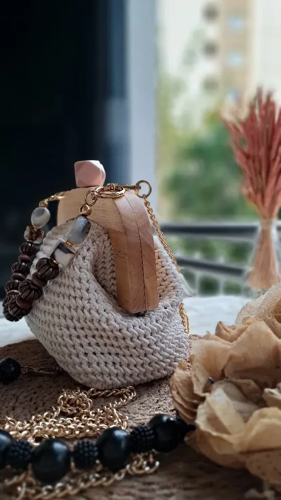 Ahşap Detaylı Örme Portföy Çanta - Boncuklu ve El Yapımı