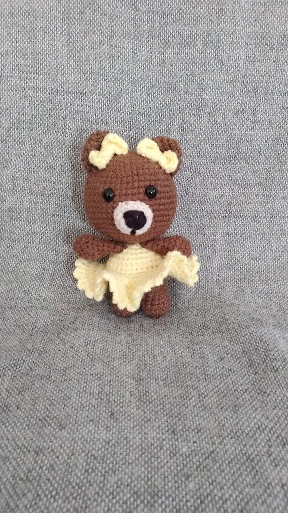 Kahverengi Örgü Ayıcık Anahtarlık - Sarı Elbiseli ve Fiyonklu - El Emeği