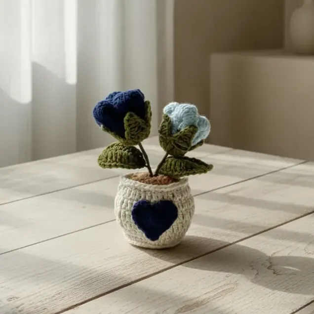 Örgü Gül Saksı Mavi Lacivert Kalp Desenli - Öğretmenler Günü Hediyesi