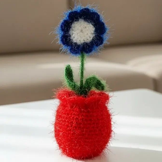 Simli İplerle Örülmüş Saksıda Mavi Çiçek - El Emeği Dekoratif Obje