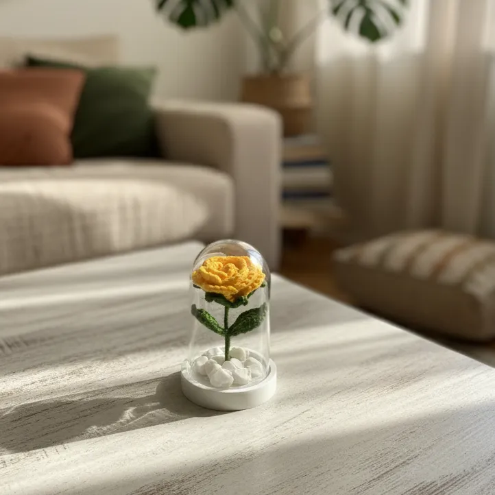 Örgü Sarı Gül - Plastik Fanus İçinde Dekoratif El Emeği