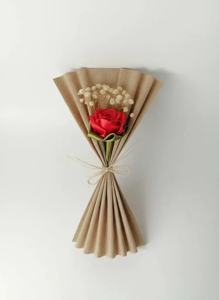 Kırmızı Kurdele Gül ve Kraft Kağıt Buket - Özel Tasarım Hediyelik