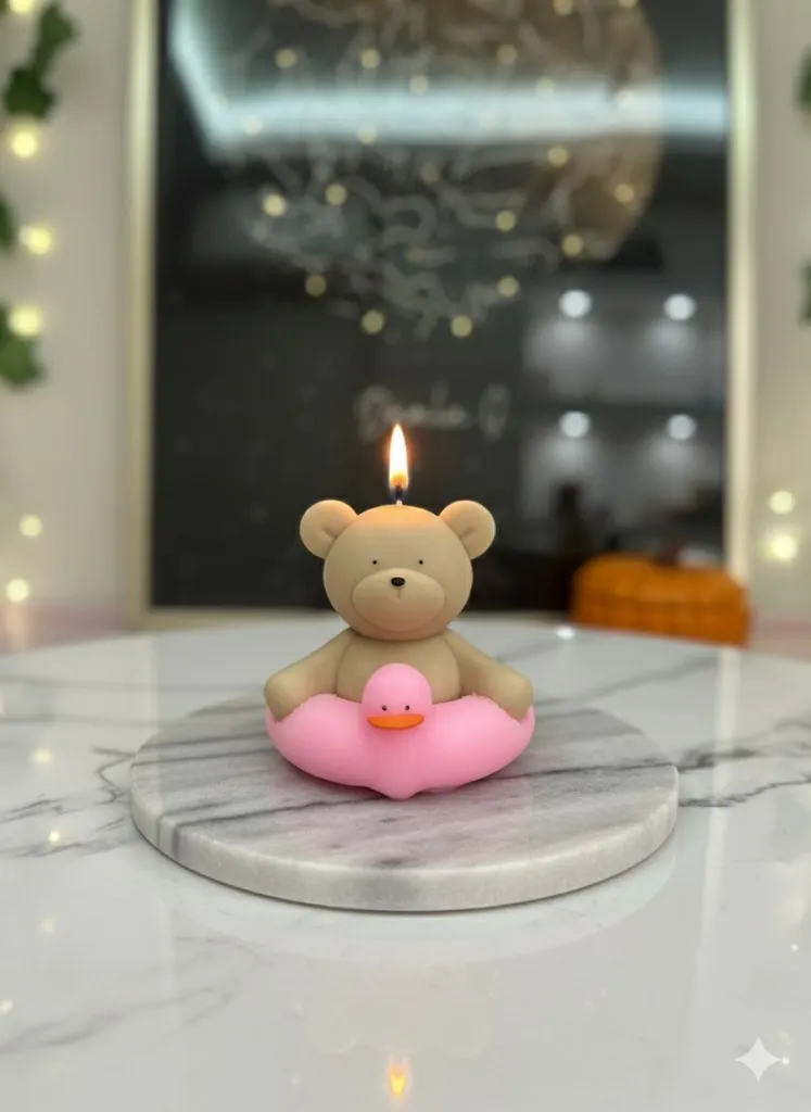 Kahverengi ayı şeklindeki pembe altlıklı mum