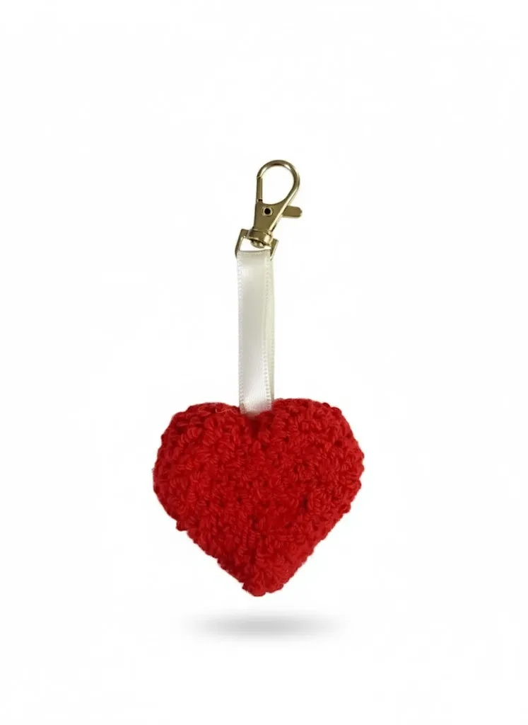 Kırmızı Örgü Kalp Anahtarlık - El Yapımı Çanta ve Araba Aksesuarı