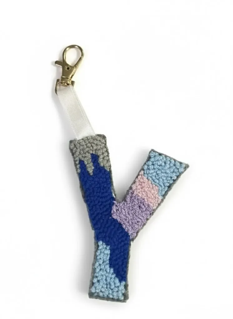 Y Harfi Punch Nakışı Anahtarlık - Mavi, Lila, Pembe Renkli - El Yapımı