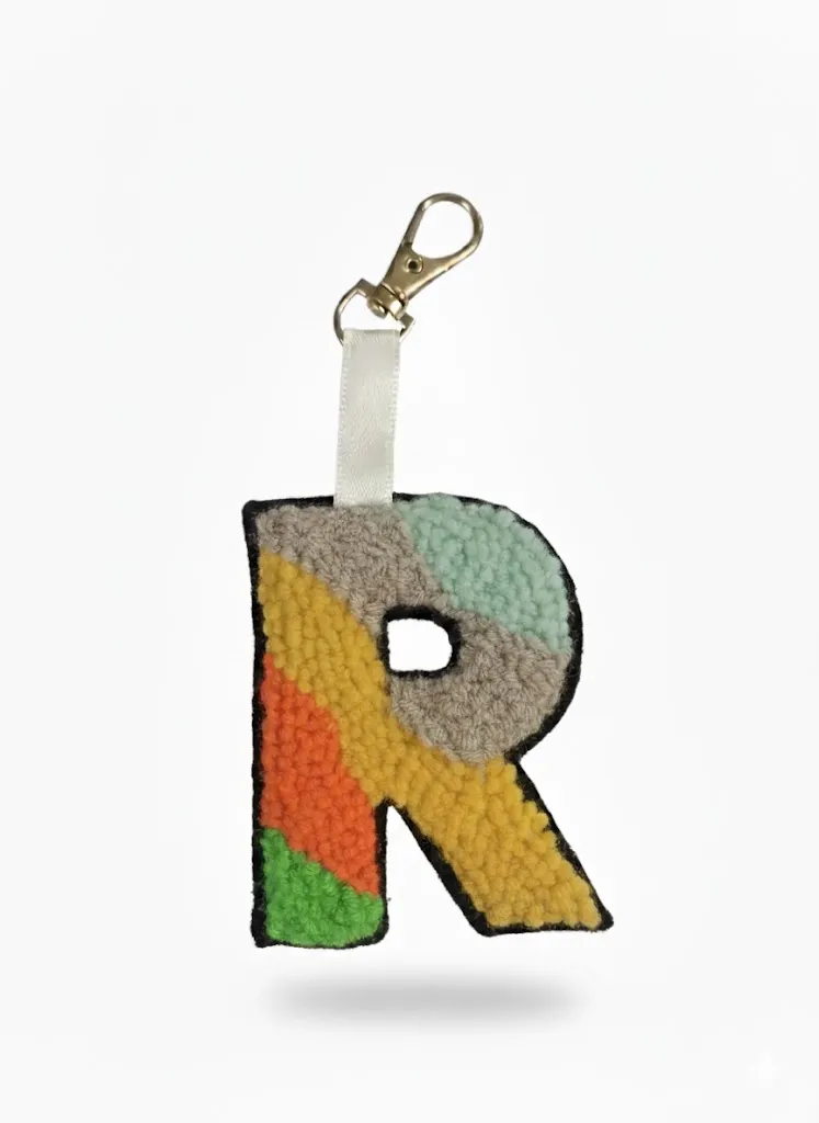 Renkli Ponpon Detaylı R Harfi Anahtarlık - El Yapımı Hediye