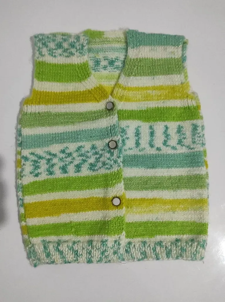 Yeşil Tonlarında Ebruli İpliğiyle Örülmüş Bebek Yeleği - Çift Şiş