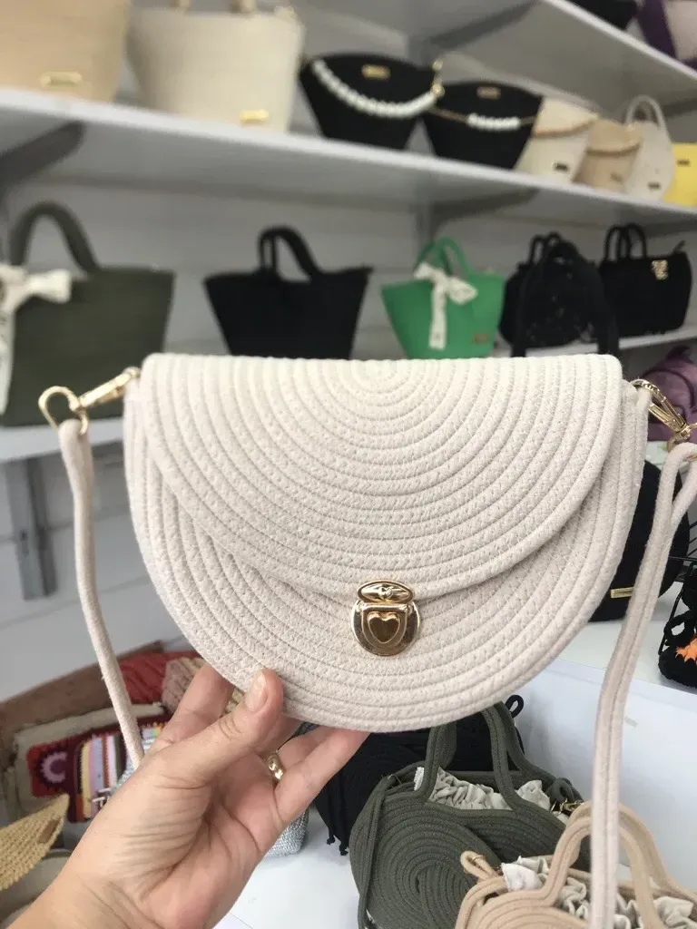 Krem Halat İp Örgü Omuz Çantası - Gold Detaylı ve Şık Tasarım