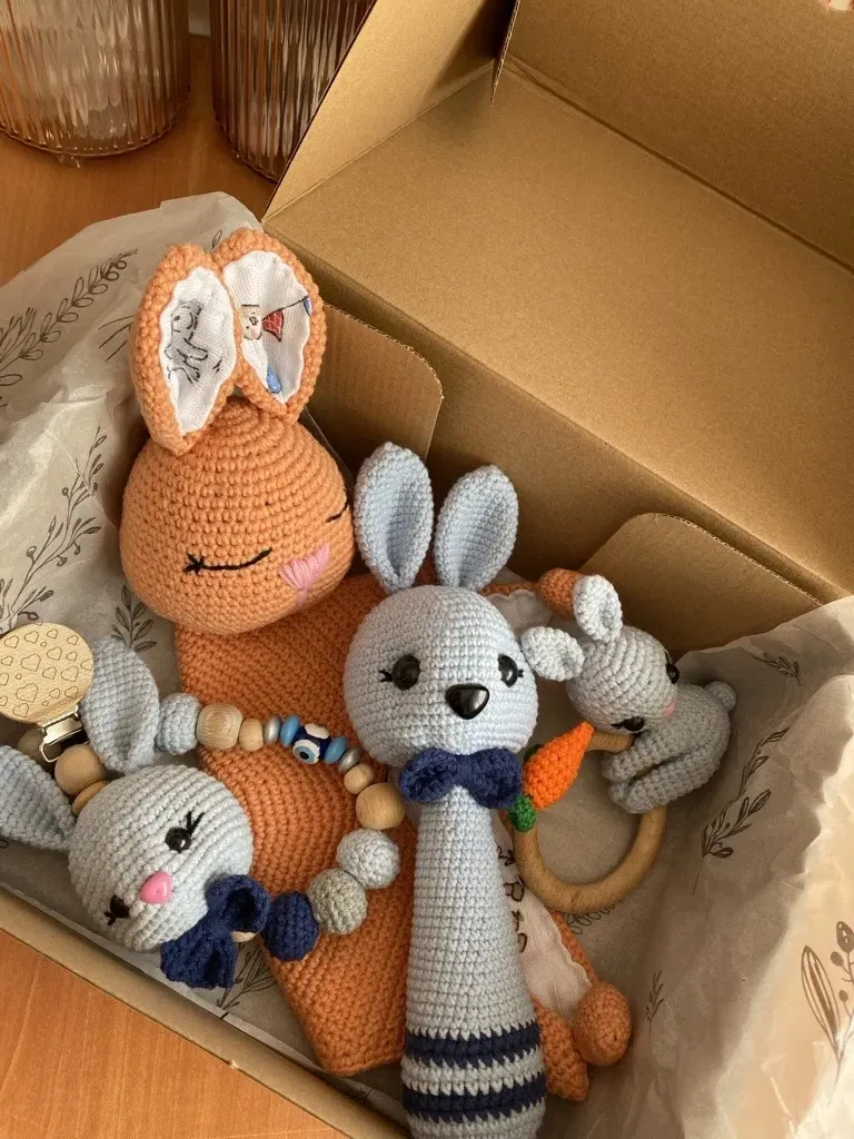 Örgü Oyuncak Yeni Doğan Bebek Seti - Tavşan Temalı Hediye Kutusu