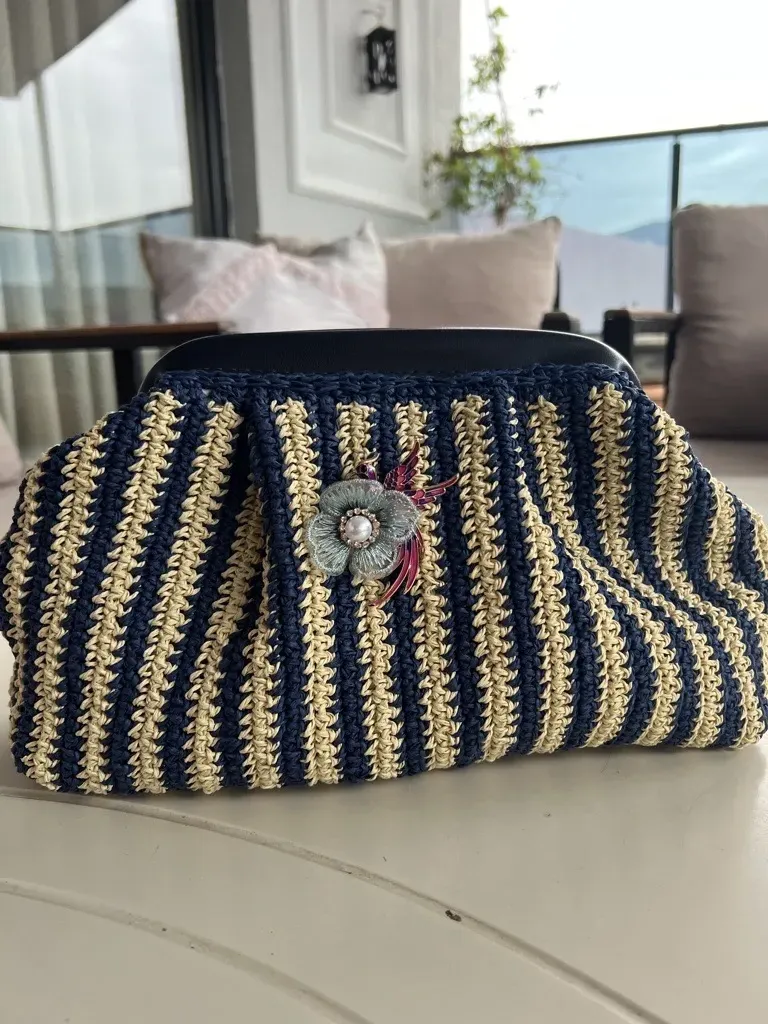 Kağıt İp Örgü Lacivert Bej Çanta - Deri Detaylı, Broşlu, Şık