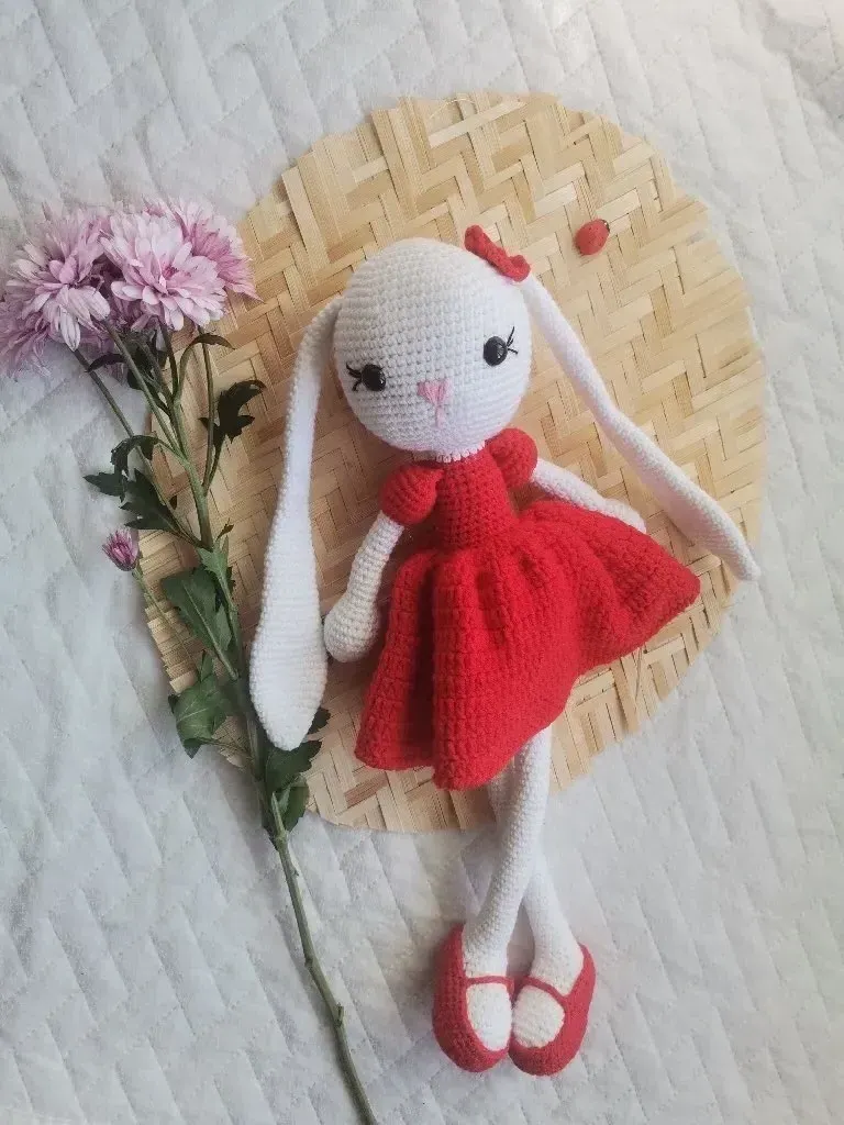 Kırmızı Elbiseli Amigurumi Tavşan Bebek - Pamuk İplikten El Emeği