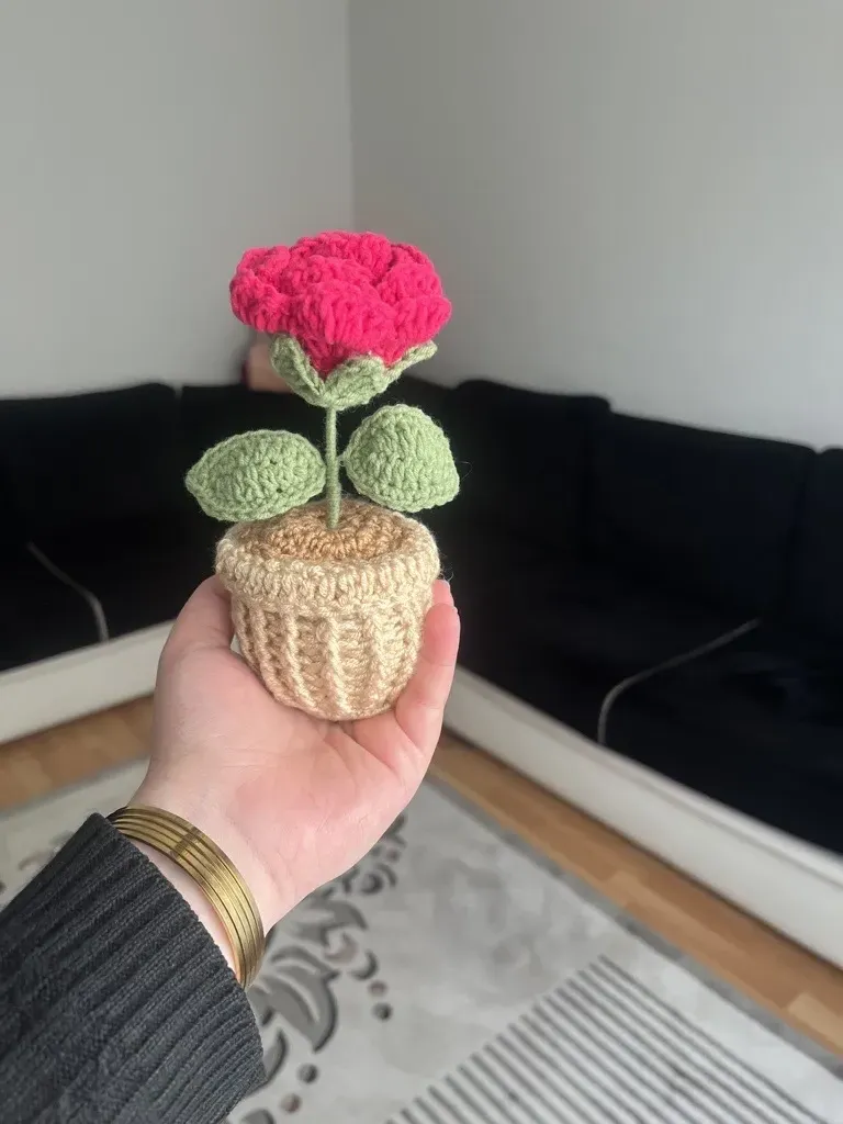 Fuşya Renkli Örgü Gül Saksı - Dekoratif El Emeği Hediyelik