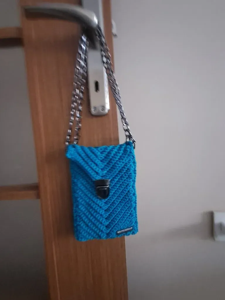 Mavi Makrome Örgü Telefon Çantası - Zincir Detaylı, Günlük Kullanıma Uygun