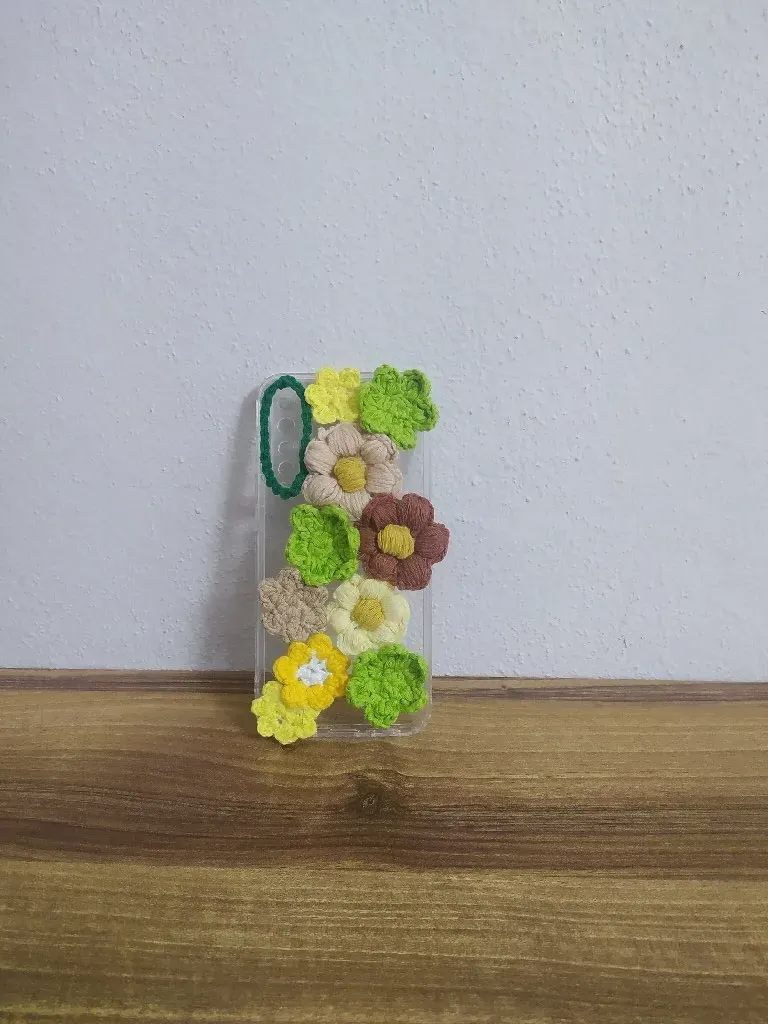 Örgü Çiçekli Telefon Kılıfı - Özel Tasarım ve El Emeği