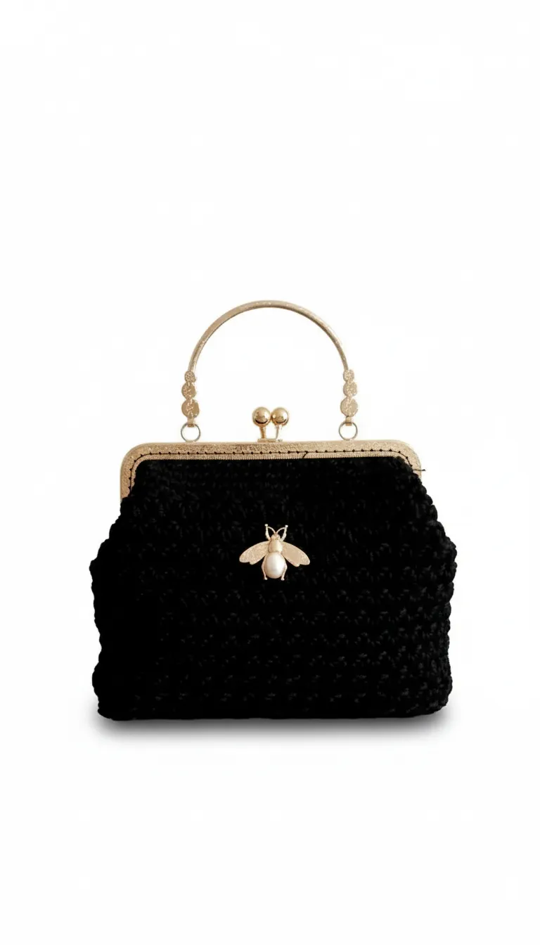 Siyah Örgü Burslu Çanta - Arı Broş Detaylı, Astarlı ve Kullanışlı