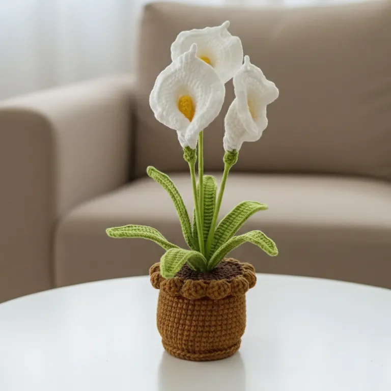 Karamel Renkli Örgü Saksıda Beyaz Zambak Çiçeği - El Emeği