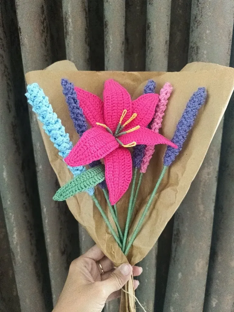 Pembe Zambak ve Lavanta Buketi - El Örgüsü Dekoratif Çiçek Aranjmanı