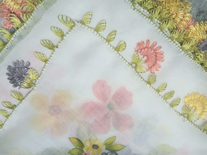 Çiçek Desenli Renkli Kenar Oyalı Yazma – Dijital Baskı & El İşçiliği (90×90 cm)