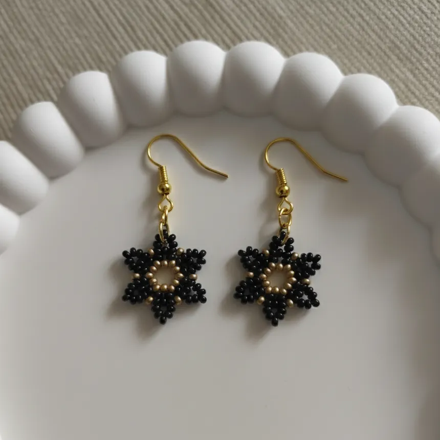Siyah Altın Yıldız Boncuk Küpe