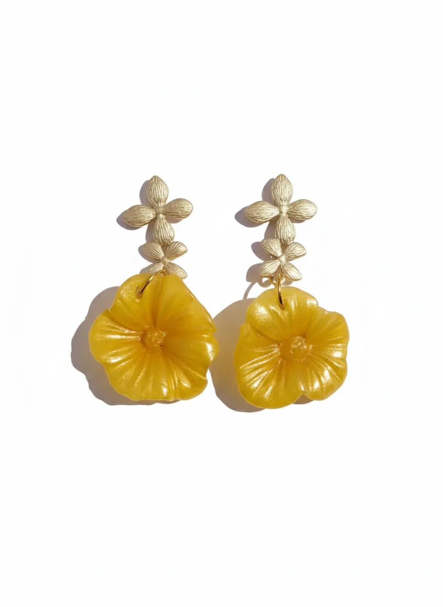 Sarı Renkli Metal Çiçek Detaylı Şık Kadın Küpe - Zarafet ve Işıltı Bir Arada