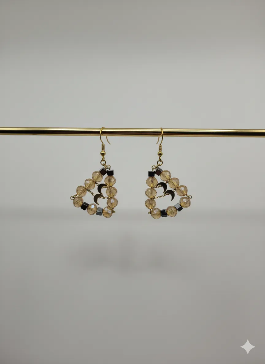 Kristal Boncuklu Üçgen Ay Küpe - Altın Renkli Zarif Tasarım