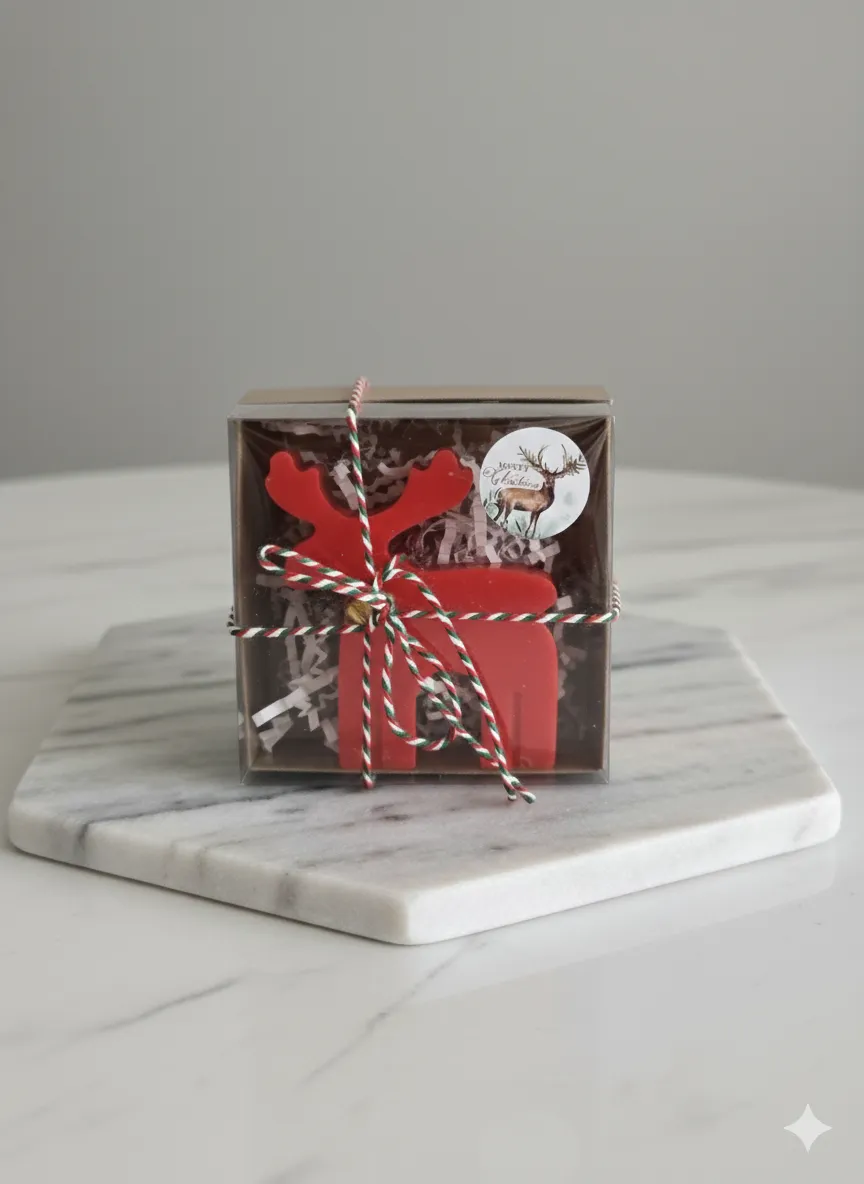 Kırmızı Geyik Şeklinde Kokulu Dekoratif Mum – 60 gr | Çikolata Kokulu Yılbaşı Hediyelik Mum