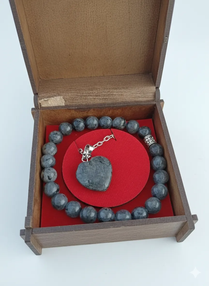 Spektrolit Doğal Taş Bileklik ve Kolye Seti – Özel Ahşap Kutusunda Güç ve Denge Sembolü