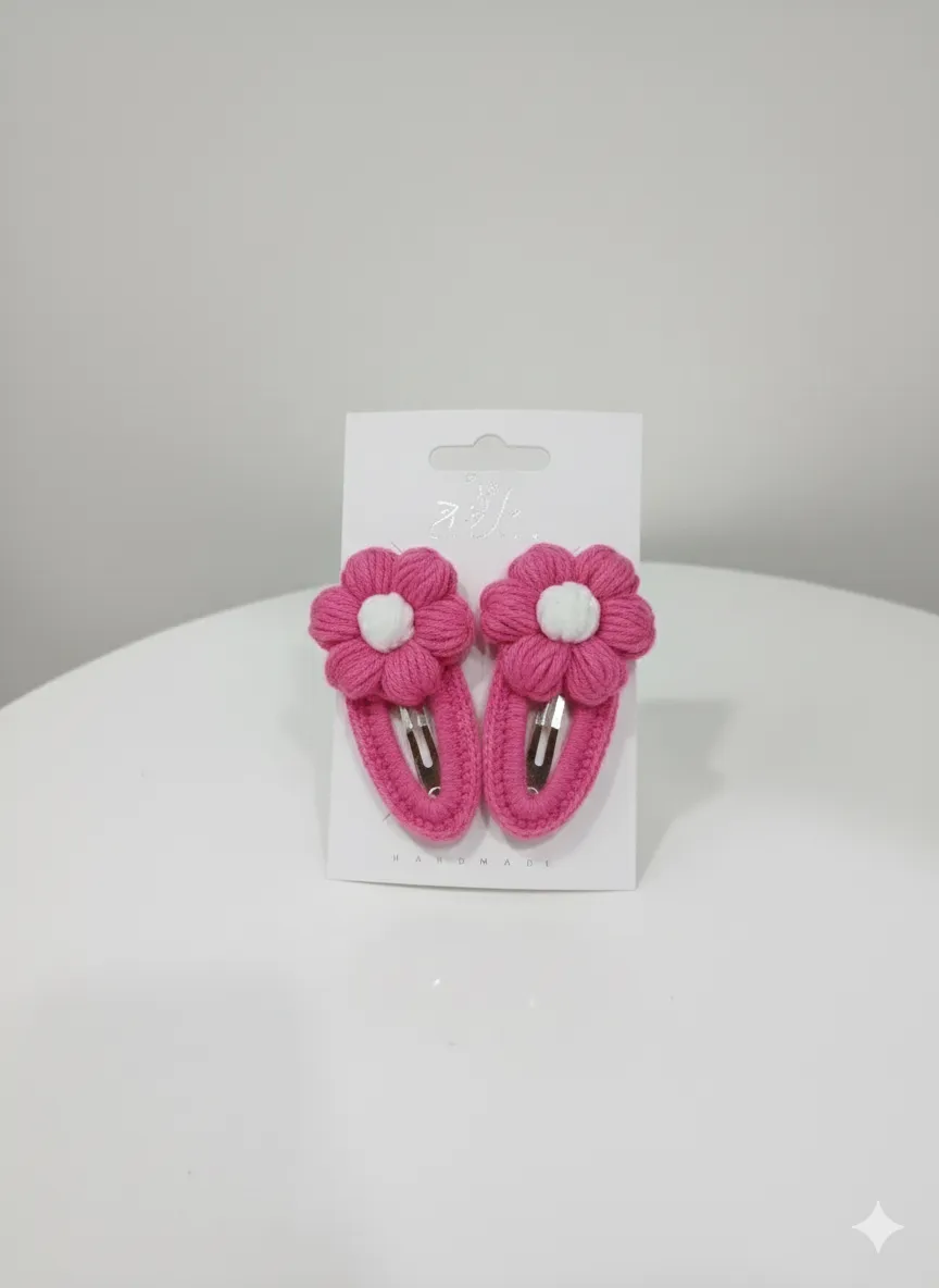 El Yapımı Çiçekli Örgü Toka Seti – Pembe Beyaz Çiçek Detaylı, Yumuşak Dokulu Saç Aksesuarı