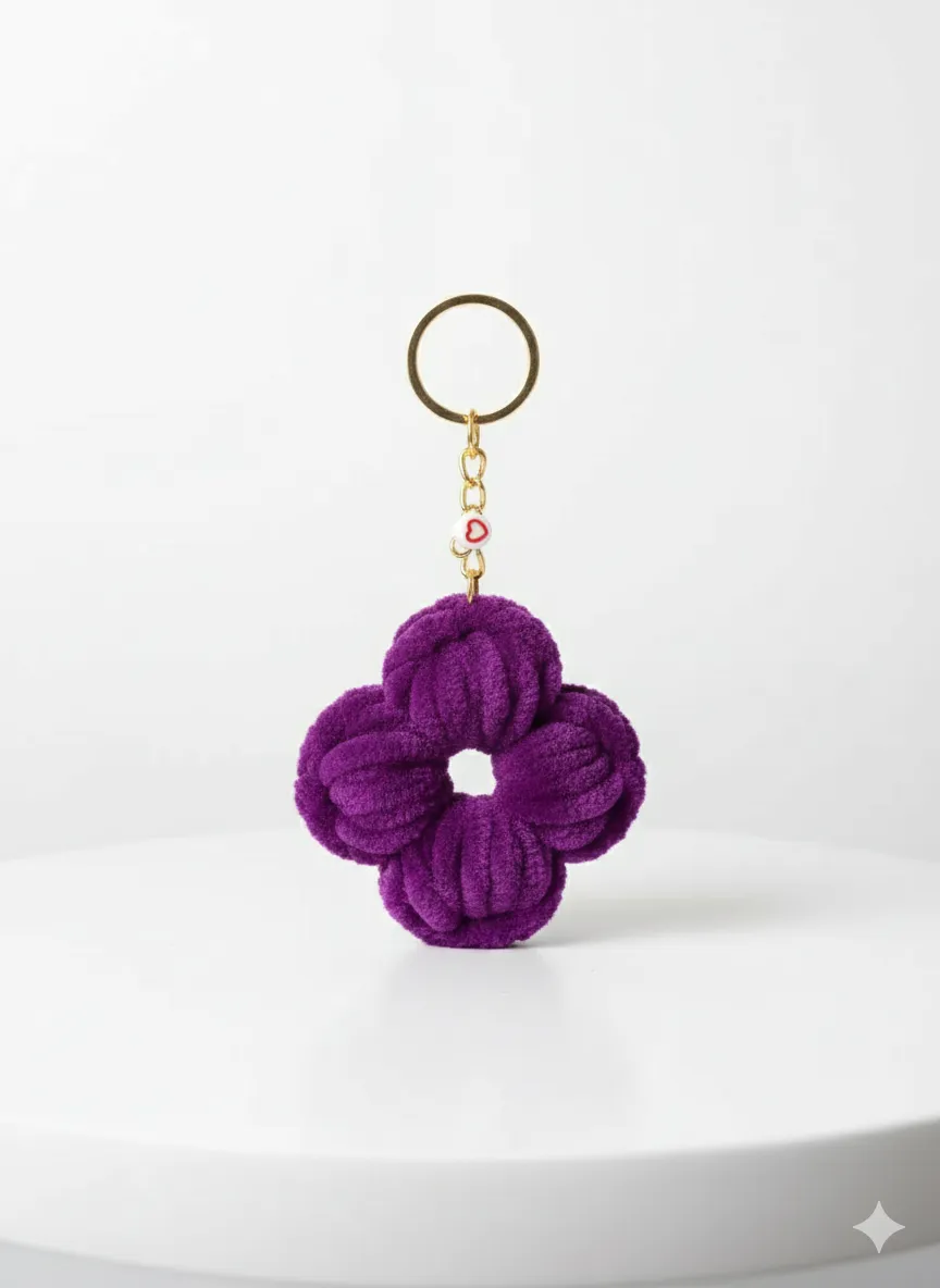 Kadife Çiçek Anahtarlık – Yumuşak Doku, Şık Tasarım | El Yapımı Dekoratif Anahtarlık